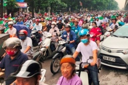 Đề xuất người dân Hà Nội đi làm, đi học lệch khung giờ để giảm ùn tắc