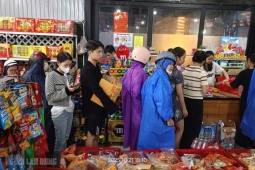 Đà Nẵng: Lo bão số 12 đổ bộ, người dân hối hả tích trữ lương thực