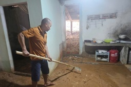 Đất đá cao tốc Bắc - Nam tràn vào nhà, người dân Đắk Lắk tháo chạy trong đêm