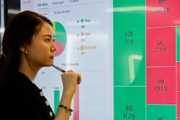 Nên bán ra hay mua vào cổ phiếu sau phiên chứng khoán giảm kỷ lục?
