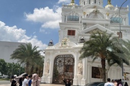 Vụ nhiều người tụ tập trước dinh thự của Ngân Collagen: Thông tin từ công an