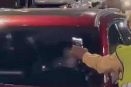 Tin tức trong ngày - Một nữ ca sĩ vi phạm giao thông, chống đối không mở cửa xe và thản nhiên hít bóng cười