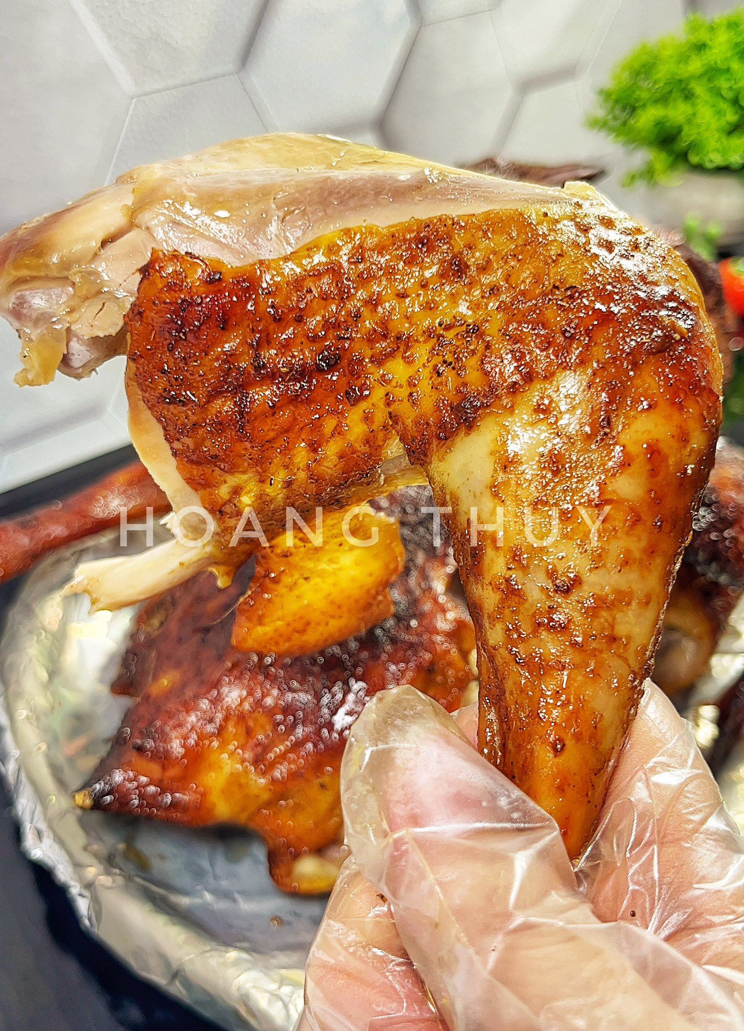 Thịt gà chín mềm mọng, ngọt thơm, không bị khô dai.