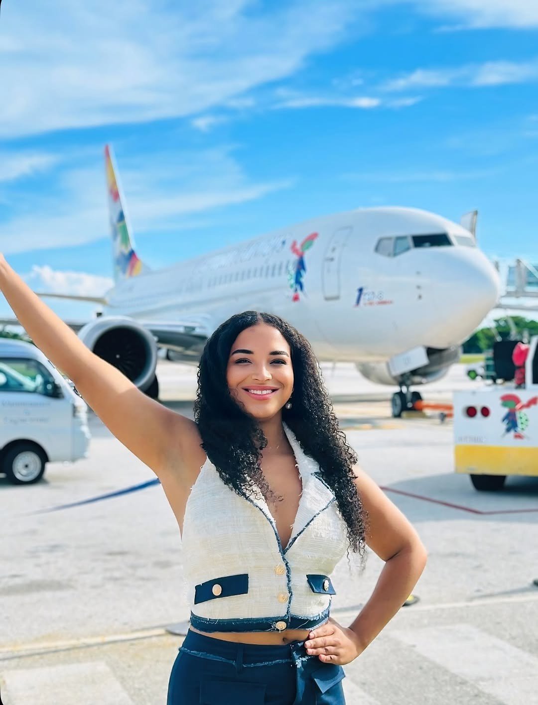 Đại diện Cayman Islands - Latecia Bush diện trang phục năng động, thoải mái ở sân bay.