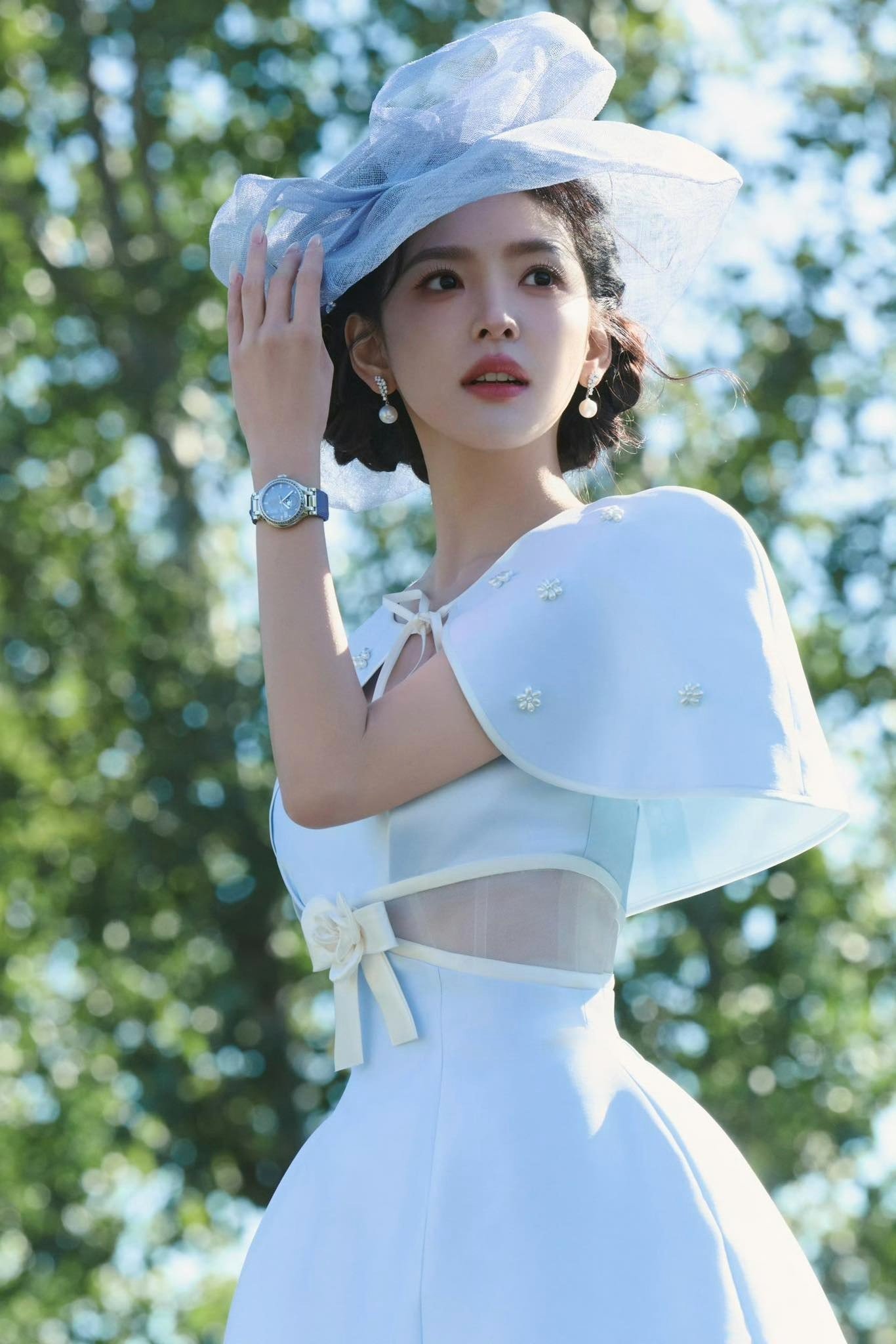 Chương Nhược Nam mặc bộ váy màu xanh nhạt có điểm nhấn ở phần eo rất độc đáo, kết hợp với áo choàng lửng đậm chất quý tộc. Tóc tết búi cao đi kèm mũ rộng vành là đủ để nữ diễn viên chính phim Khó Dỗ Dành biến hình thành tiểu thư những năm 1900 trong các cuốn truyện ngôn tình.