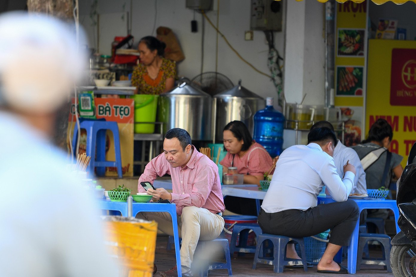 Hà Nội giữa tiết giao mùa: Se lạnh buổi sớm, rực rỡ nắng trưa - 4