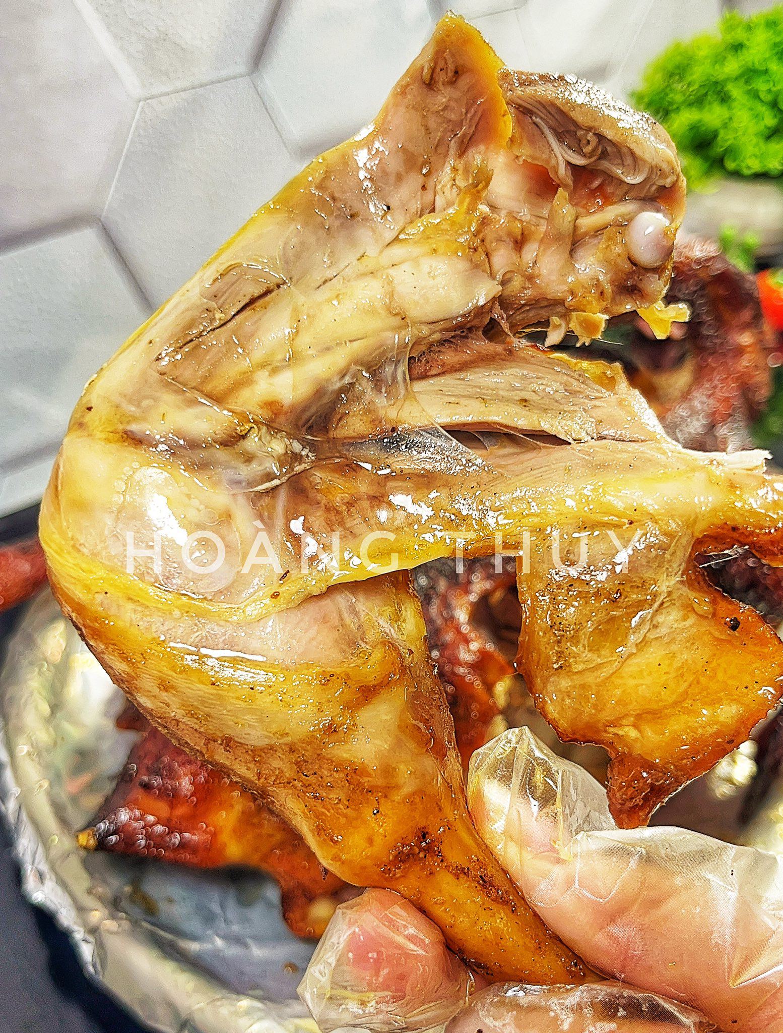 Thịt gà chín mềm mọng, ngọt thơm, không bị khô dai.
