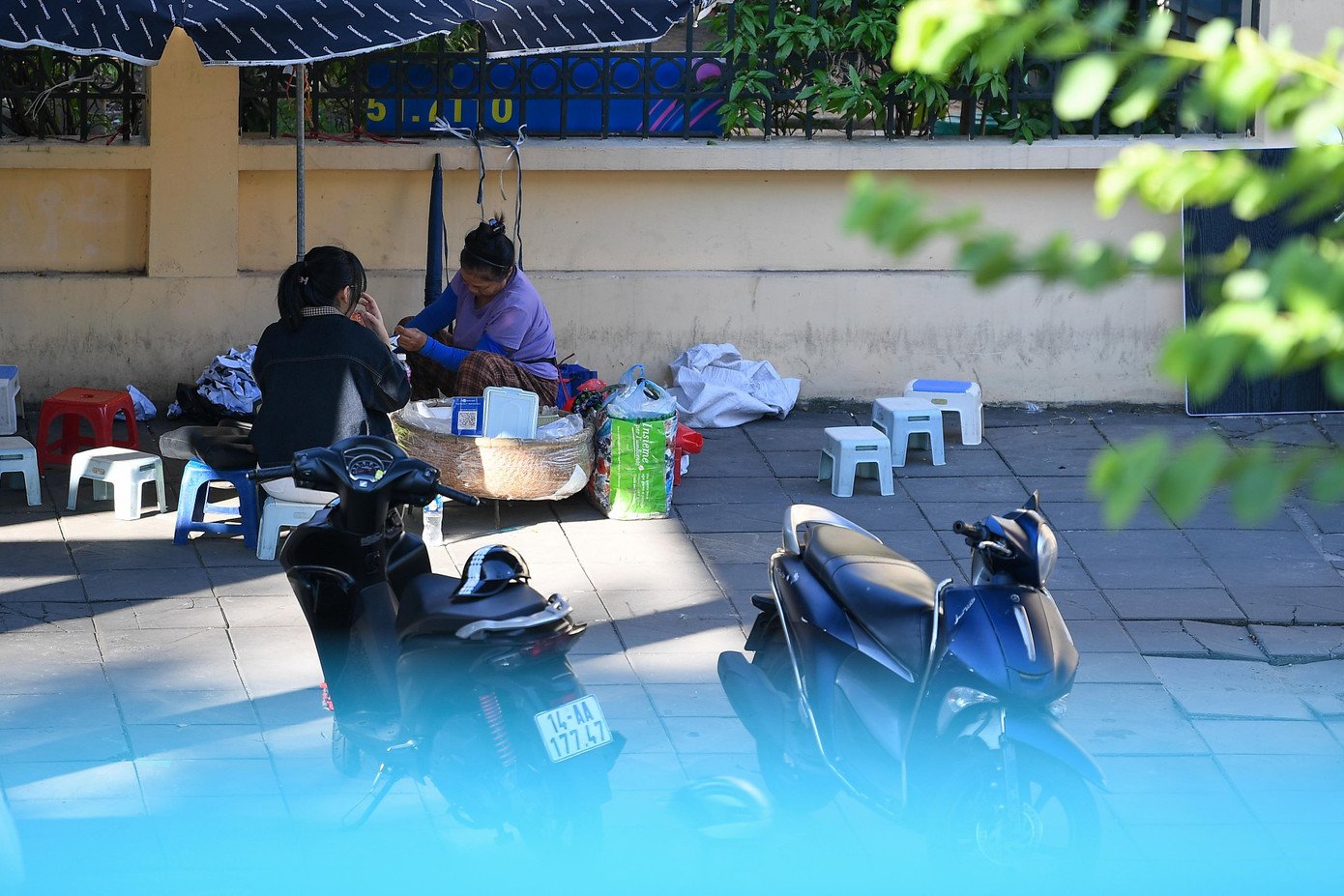 Hà Nội giữa tiết giao mùa: Se lạnh buổi sớm, rực rỡ nắng trưa - 8
