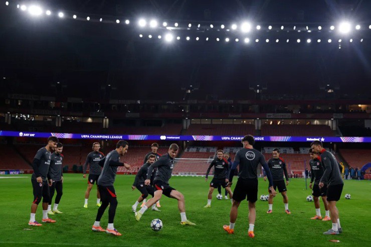 Atletico Madrid tập luyện làm quen sân Emirates