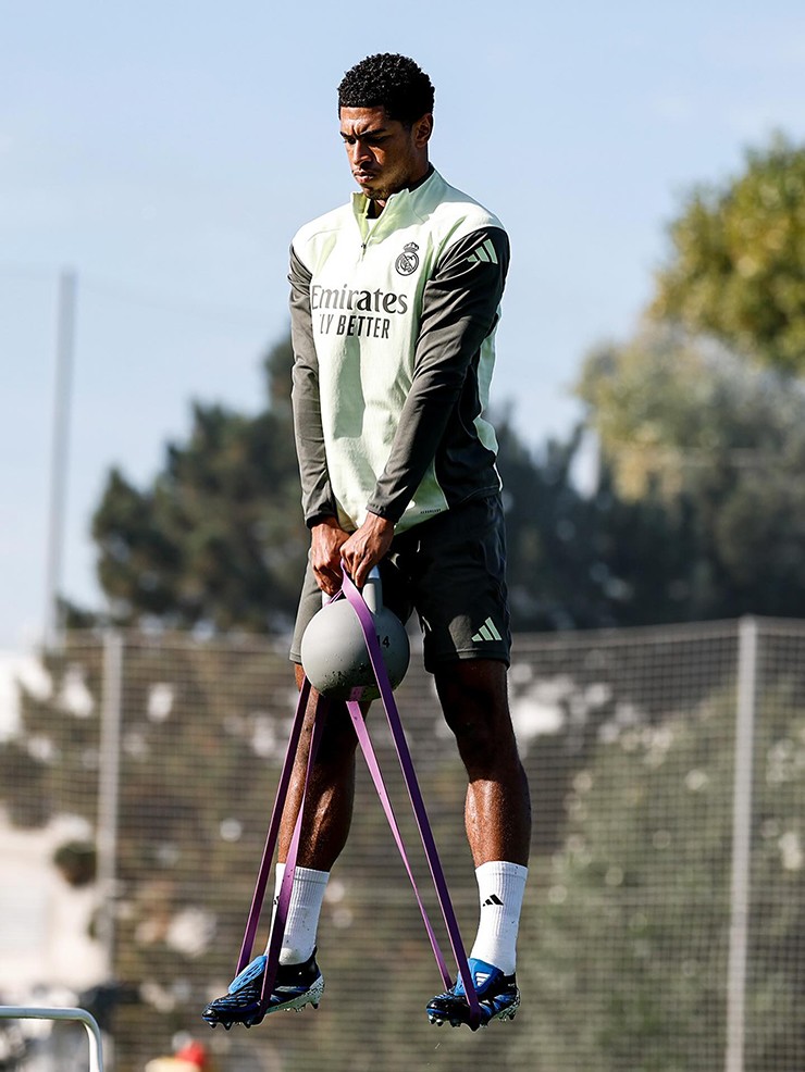 Bellingham thực hiện bài “sumo squat người bay” trong buổi tập tại trung tâm huấn luyện Real