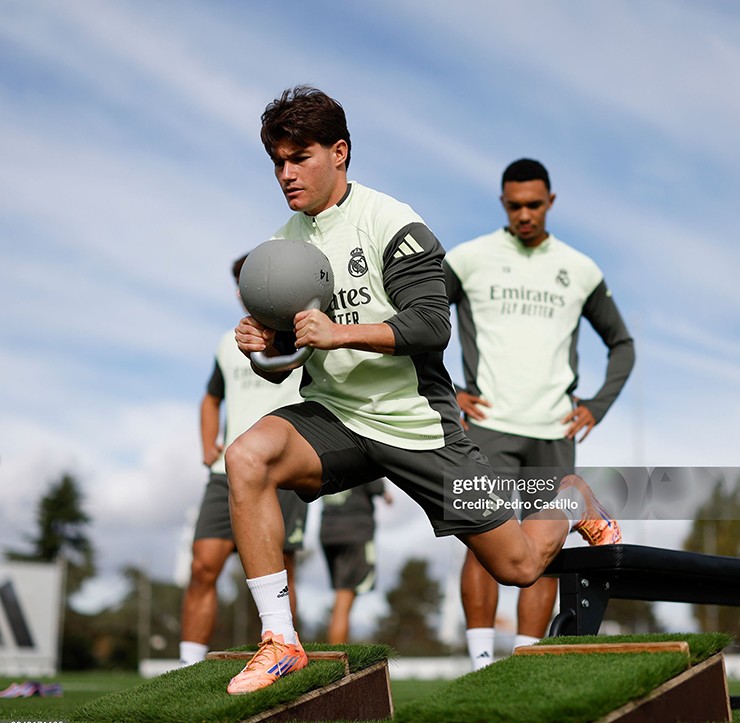 Ngôi sao người Anh cùng đồng đội miệt mài rèn thể lực