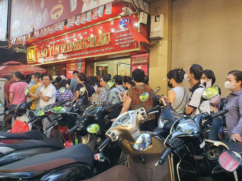 Loạt cửa hàng thông báo hết vàng, người dân xếp hàng mua từng chỉ.