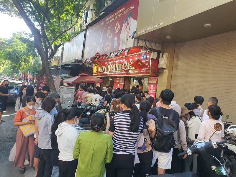 Hàng trăm người xếp hàng mua vàng, hầu như không có ai bán ra.