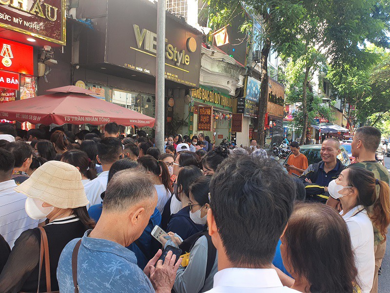 Hàng trăm người xếp hàng mua vàng trong sáng nay.