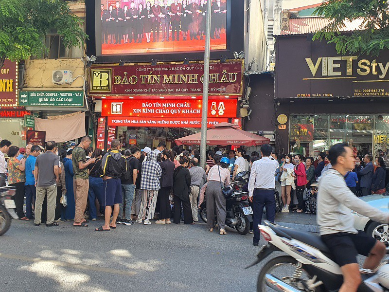 Nhu cầu mua vàng tích trữ của người dân cao trong khi lượng vàng bán ra ít nên cung không đủ cầu.