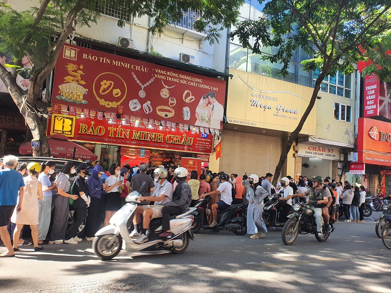 Nhiều người xếp hàng mua vàng được "cò vàng" đến hỏi thăm, "gạ" bán ra với giá lên tới 165 triệu đồng/lượng.