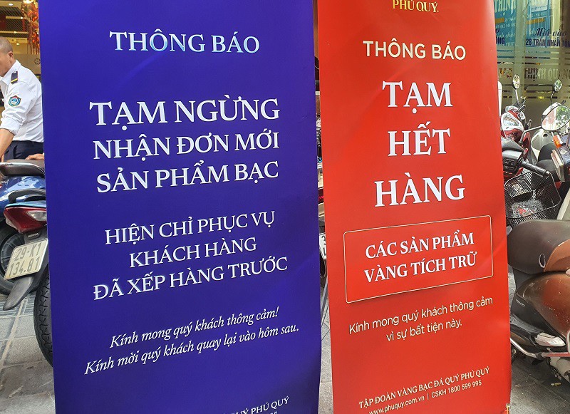 Loạt cửa hàng thông báo hết vàng trong những ngày vừa qua.