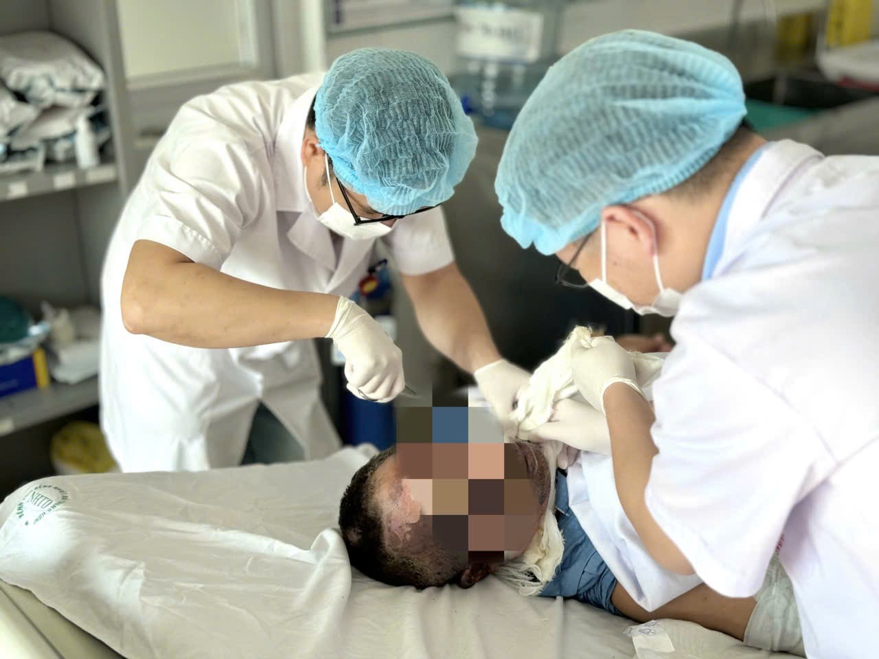 Bác sĩ thăm khám cho bệnh nhân. 