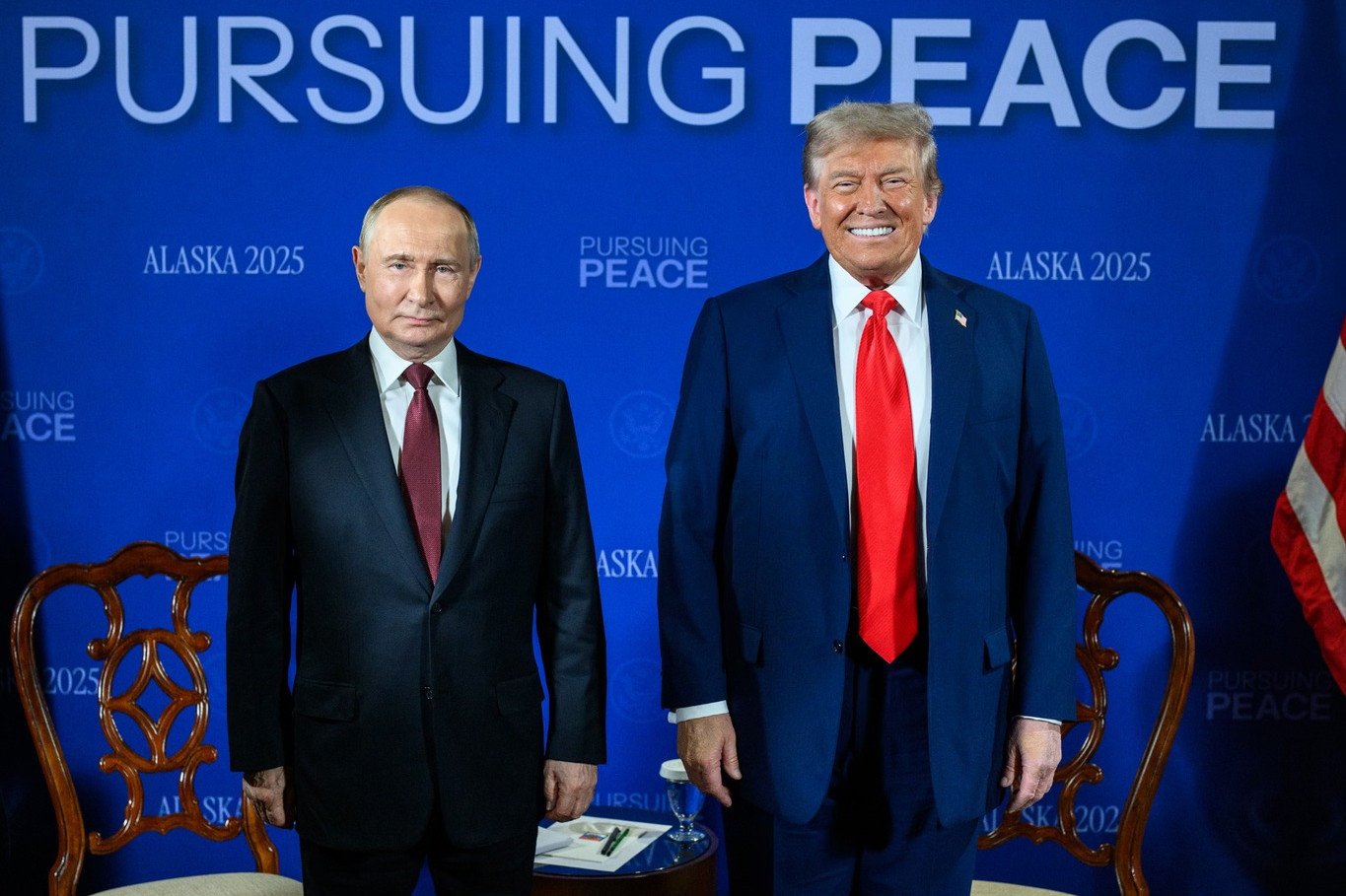 Ông Putin và ông Trump chụp ảnh lưu niệm trong cuộc gặp tại Anchorage, bang Alaska (Mỹ) hồi tháng 8 (ảnh: Nhà Trắng)