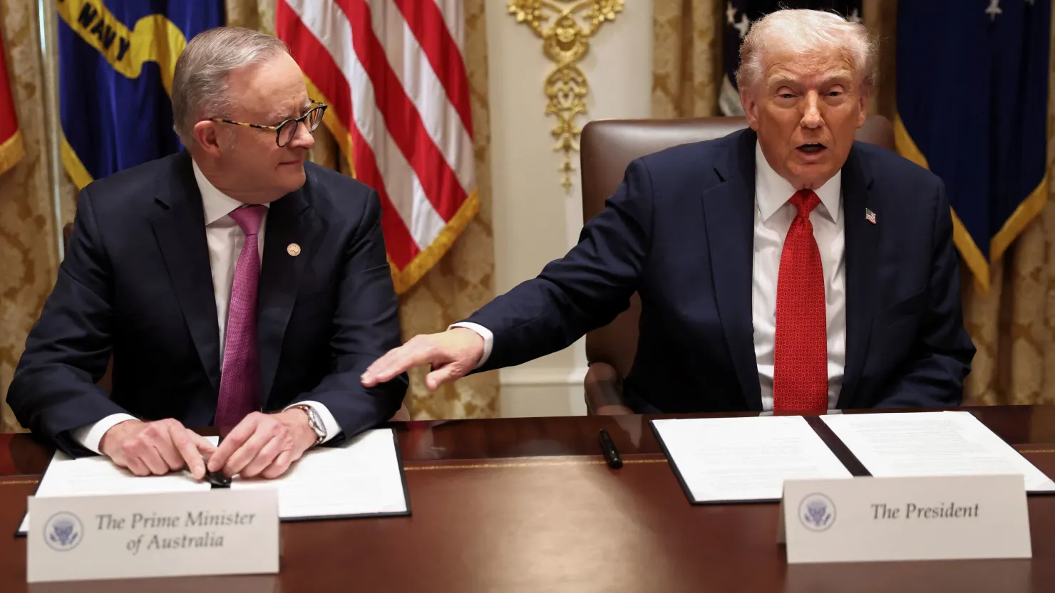 Tổng thống Hoa Kỳ Donald Trump gặp Thủ tướng Úc Anthony Albanese tại Phòng Nội các ở Nhà Trắng, tại Washington, DC, Hoa Kỳ, ngày 20 tháng 10 năm 2025.