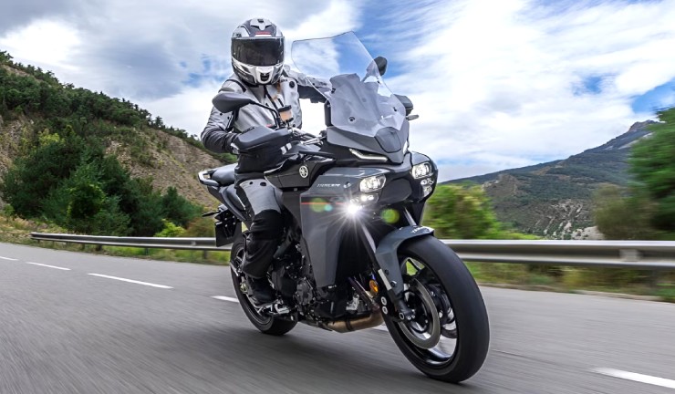 1. Yamaha Tracer 9 GT+ 2025 là mẫu thể thao-hành trình (sport-touring) giá mềm, dùng chung động cơ mạnh mẽ 890cc với YZF-R9, cho công suất 117 mã lực và hộp số 6 cấp có nút sang số nhanh (quickshifter) hai chiều. Xe có tư thế lái hơi thể thao, trang bị điện tử cao cấp với màn hình TFT 7 inch hỗ trợ kết nối Bluetooth và dẫn đường.