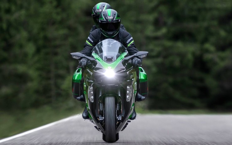 10. Kawasaki Ninja H2 SX SE 2025 là đỉnh cao của dòng sport-touring với động cơ 998cc siêu nạp cho công suất 207 mã lực và mô-men xoắn cực đại 101 lb-ft. Xe trang bị phuộc bán chủ động, cảnh báo điểm mù và va chạm bằng radar, sơn tự phục hồi, quickshifter hai chiều và cả launch control dành cho người ngồi sau.