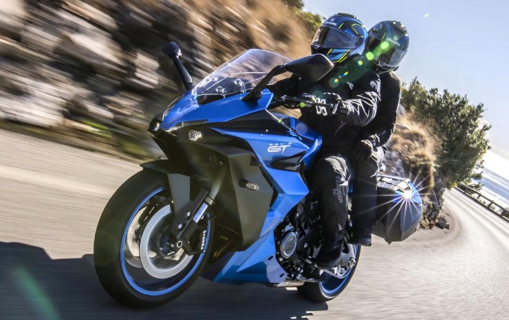 2. Suzuki GSX-S1000GT+ 2025 là mẫu sport-touring mạnh mẽ với động cơ 999cc cho công suất 150 mã lực, thừa hưởng từ dòng GSX-R thể thao. Xe có màn hình TFT 6.5 inch, ga tự động, kiểm soát lực kéo, ABS, thùng cứng tiêu chuẩn và hộp số quickshifter hai chiều, nhưng không có IMU để giữ giá hợp lý.