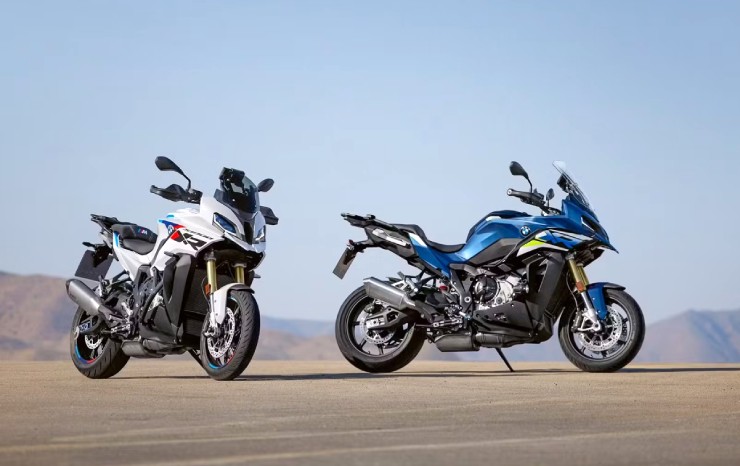 3. BMW S 1000 XR 2025 là mẫu sport-touring lai phượt (adventure) với động cơ 999cc mạnh 170 mã lực, vừa nhanh hơn GSX-S1000GT+ vừa thoải mái hơn. Xe có nhiều trang bị tiêu chuẩn như ABS chuyển chế độ, đèn pha liếc theo góc cua, đề không chìa, nhưng cần thêm phụ kiện tùy chọn để sánh ngang đối thủ.