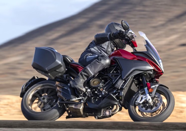 5. MV Agusta Turismo Veloce 2025 là mẫu sport-touring cao cấp hạng trung với động cơ 798cc mạnh 110 mã lực, nổi bật nhờ trục khuỷu ngược và khả năng ôm cua tốc độ cao. Xe trang bị ly hợp bán tự động Smart Clutch, giúp sang số mà không cần bóp côn, mang lại trải nghiệm thể thao và tiện lợi.