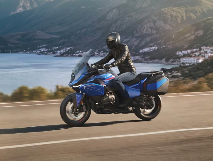 6. BMW R 1300 RT 2026 là mẫu sport-touring cao cấp với động cơ boxer 1.300cc mạnh 145 mã lực, tích hợp van biến thiên và truyền động trục các-đăng. Xe có thể tùy chọn quickshifter hai chiều hoặc hộp số bán tự động, mang lại trải nghiệm lái vừa mạnh mẽ vừa tiện nghi hàng đầu.