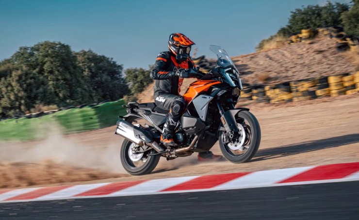 7. KTM 1390 Super Adventure S Evo hứa hẹn sẽ ra mắt sớm sau thời gian dài chờ đợi, với động cơ V-Twin 1.350cc mạnh 170 mã lực, tích hợp van biến thiên và hộp số bán tự động có chế độ đỗ (Park). Xe còn được trang bị phuộc WP bán chủ động hành trình dài và màn hình TFT dựng đứng như máy tính bảng, mang lại trải nghiệm mạnh mẽ và tiện lợi.