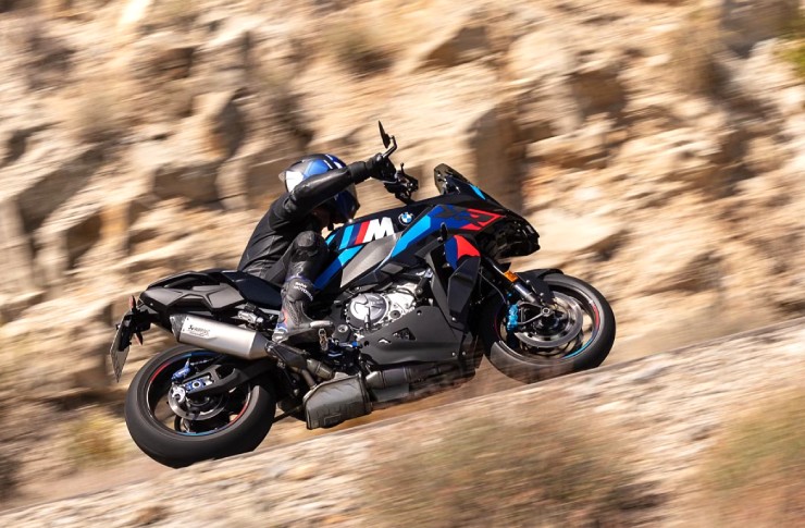 8. BMW M 1000 XR 2024 là mẫu sport-touring hiệu năng cao thuộc dòng M danh giá, với động cơ 999cc mạnh 201 mã lực và công nghệ van biến thiên ShiftCam. Xe sở hữu đầy đủ hệ thống điện tử thể thao của BMW, tốc độ tối đa không giới hạn, mang lại trải nghiệm như superbike trong dáng touring.