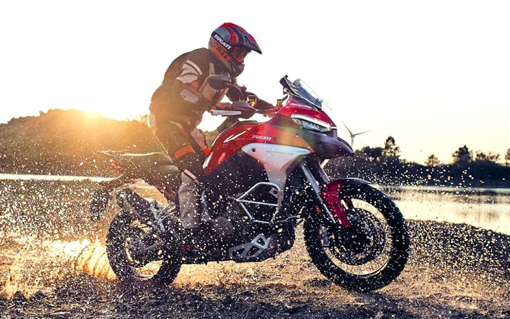 9. Ducati Multistrada V4 S 2024 là lựa chọn cân bằng giữa hiệu năng và touring, dùng động cơ V4 Granturismo 1.158cc mạnh 170 mã lực, dễ bảo trì hơn bản V4 RS. Xe có hệ thống treo điện tử tiện lợi, phanh Brembo cao cấp, quickshifter hai chiều và màn hình TFT 5 inch.