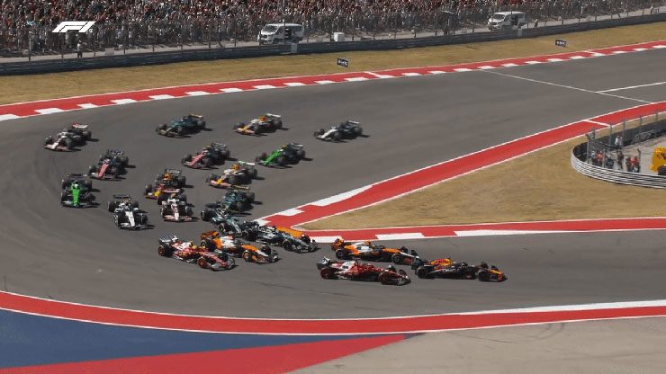 Verstappen bảo toàn lợi thế dẫn đầu qua góc cua đầu tiên