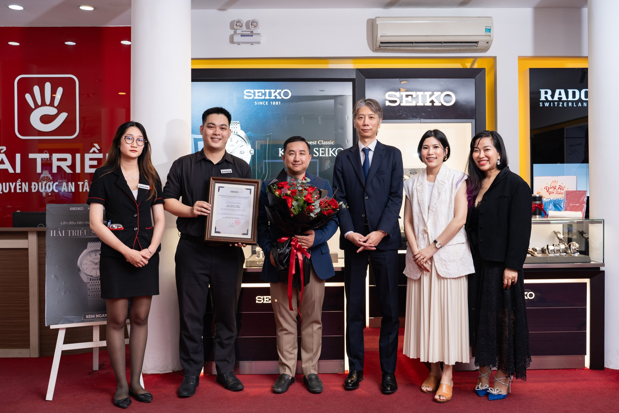 CEO Đồng Hồ Hải Triều (áo vest xanh), Tổng giám đốc Seiko Thái Lan - Indochina (áo vest đen), Giám đốc thương hiệu Seiko Thailand (áo trắng) trong buổi khai trương Seiko Watch Salon