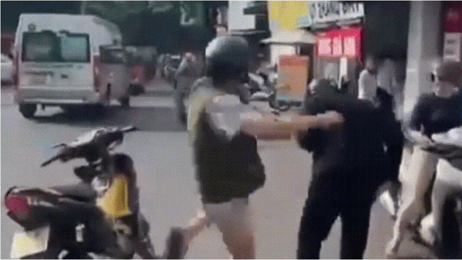 Mới nhất vụ chặn xe đánh người hộc máu miệng rồi quát 'mày biết tao là ai không?' - 2