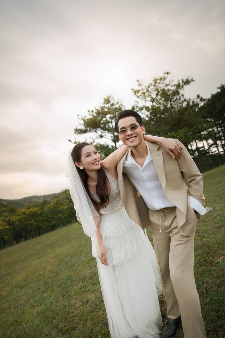 Á hậu Chế Nguyễn Quỳnh Châu mới đây tiếp tục 'xả' bộ ảnh cưới được thực hiện ở Đà Lạt, quê nhà cô dâu.