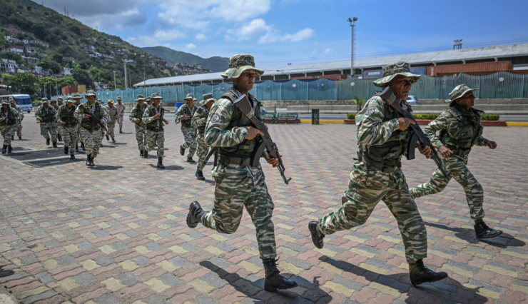 Hai quan chức Venezuela, am hiểu những kế hoạch quân sự của chính phủ, ngày 17/10 tiết lộ với ABC News rằng nước này đã thiết lập khoảng 284 trận tuyến trên bộ và trên biển để đề phòng kịch bản xung đột nổ ra với Mỹ.