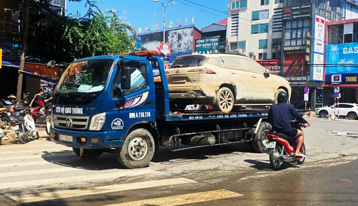 Những chiếc ô tô ngập trong nước lũ ở Thái Nguyên sẽ đi về đâu? - 1
