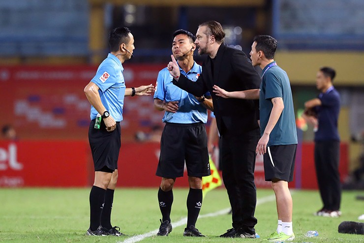 HLV Popov tranh cãi với các trọng tài tối 20/10.