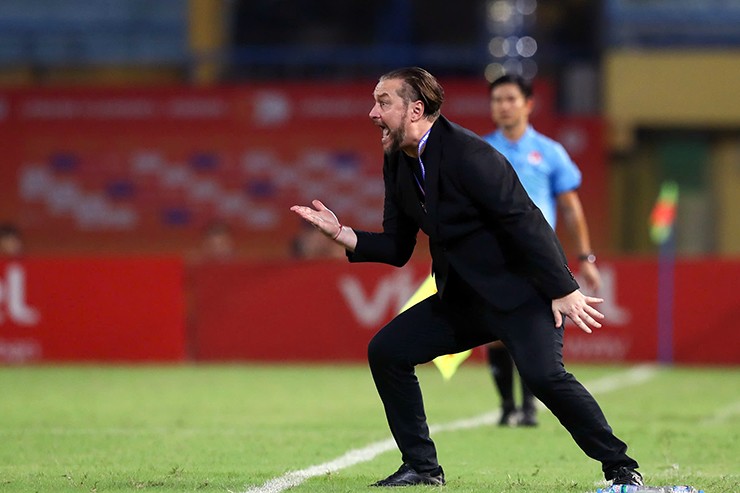 HLV Popov chỉ đạo học trò ở trận Thể Công Viettel đấu Đà Nẵng tối 20/10.