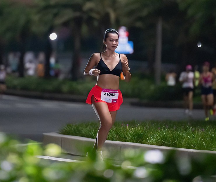 Hot girl Vy Phan làm nóng giải chạy tại TP.HCM, nói gì về cô gái “thả rông” chạy bộ? - 2