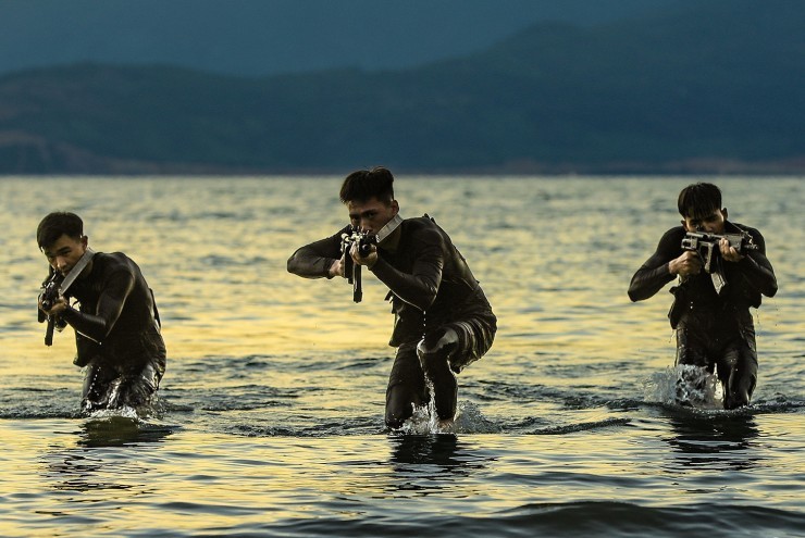 Đặc công hải quân luyện đột kích đường biển Đà Nẵng như phim hành động