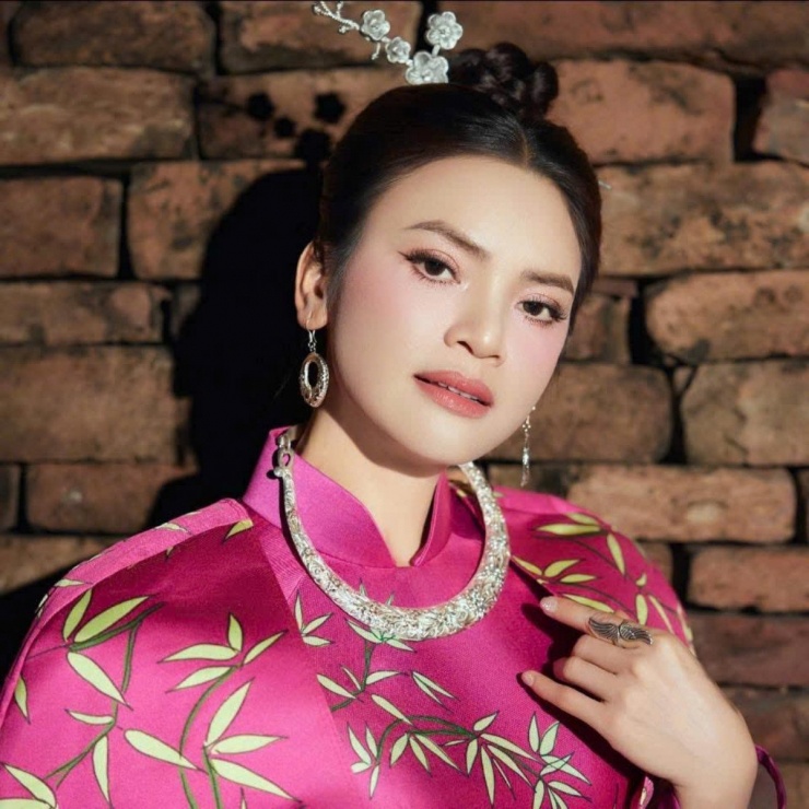 NSND Phạm Phương Thảo khoe diện mạo tươi tắn, gửi lời chúc đến mọi người vui khỏe, vạn sự như ý.