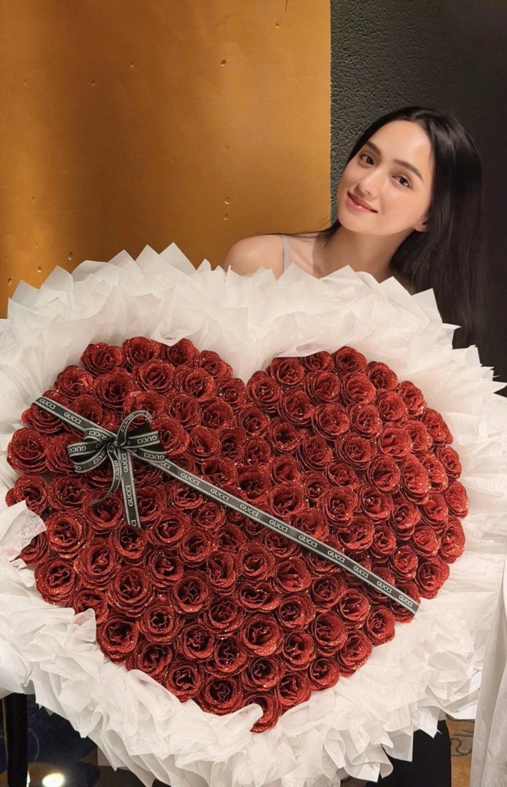 Hoa hậu chuyển giới Hương Giang hạnh phúc nhận món quà là lẵng hoa hồng lớn.&nbsp;