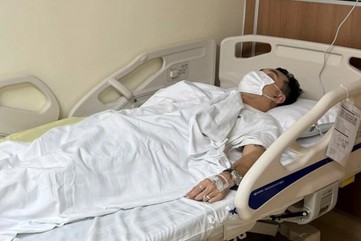 Người mẫu Kim Cương đăng ảnh ông xã - ca sĩ Ưng Hoàng Phúc nhập viện sau nhiều ngày sốt cao.&nbsp;