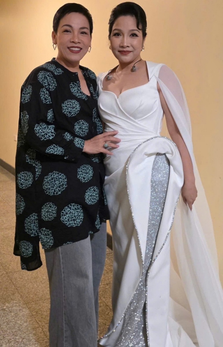 Diva Mỹ Linh được em gái tháp tùng đi diễn trong show gần đây.&nbsp;