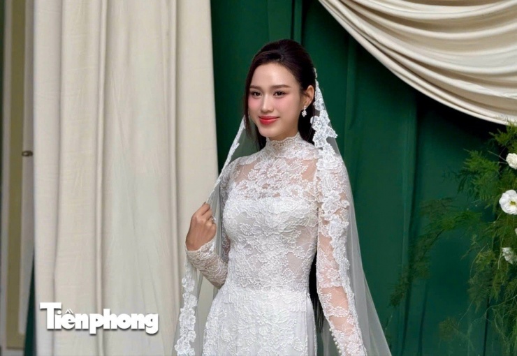 Ngày 22/10, lễ cưới của Hoa hậu Đỗ Thị Hà và doanh nhân Nguyễn Viết Vương diễn ra tại quê nhà cô dâu, chú rể là Thanh Hóa và Quảng Trị. Khoảng gần 7h, gia đình chú rể có mặt tại nhà Đỗ Thị Hà.