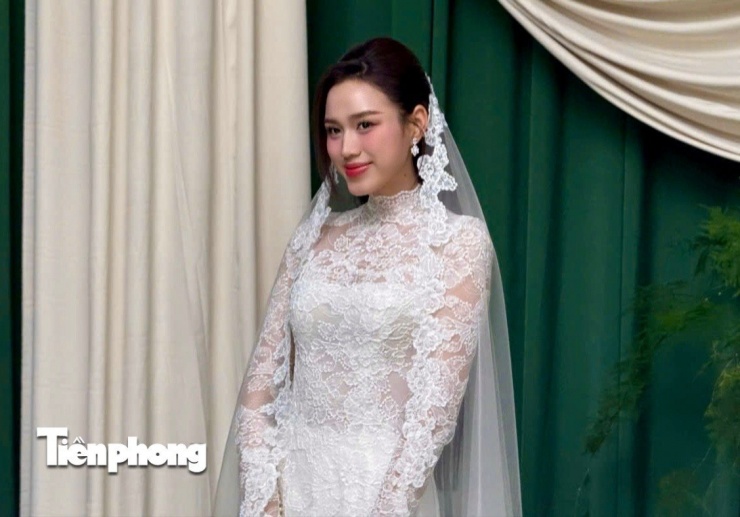Cô dâu gây ấn tượng bởi nhan sắc trong trẻo, lối trang điểm nhẹ nhàng.