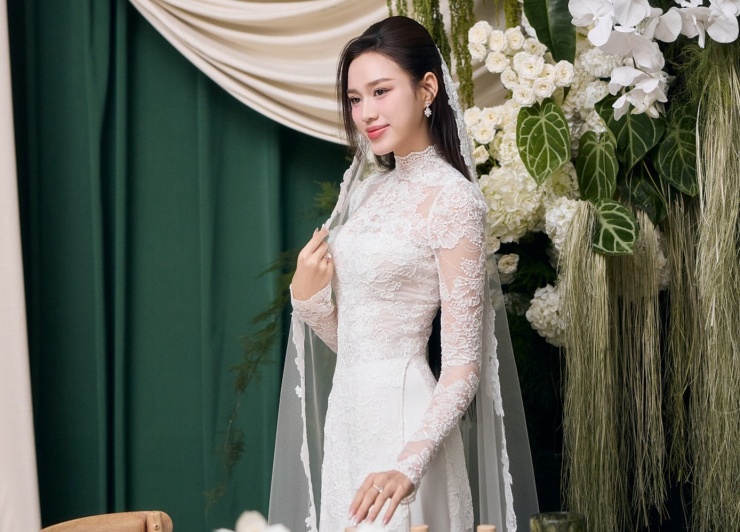 Không gian lễ đón dâu được bài trí có nhiều điểm tương đồng với lễ nạp tài cách đây khoảng một tuần. Tông màu xanh lá được chọn làm chủ đạo.